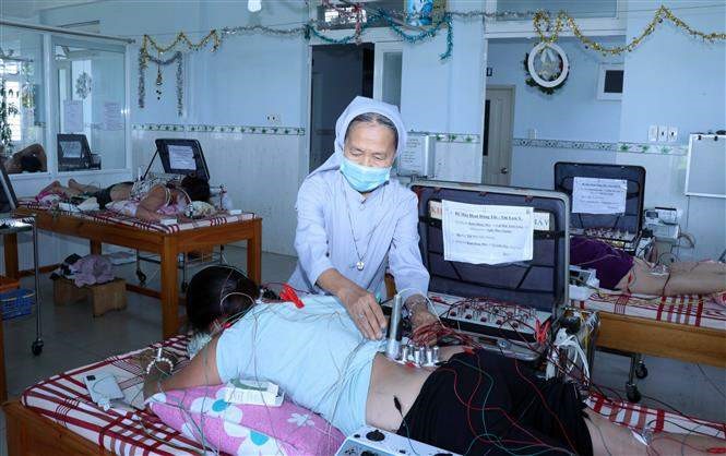 Người nữ tu tận tâm phục vụ bệnh nhân nghèo